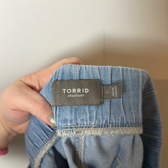 Torrid Women’s Plus Shorts 3.5 Inch Pull-On Lightweight Denim High-Rise Short 4 - Picture 8 of 10